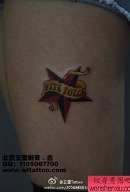 Tattoo nzuri na nzuri ya nyota tano kwenye miguu ya wasichana