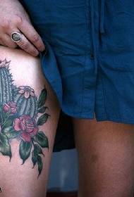 uzorak tetovaže cvijeta kaktusa na bedru