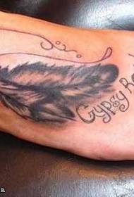 pied beau motif de tatouage de petites plumes