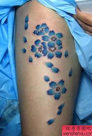 modello di tatuaggio di gamba di fiore di ciliegio bella ragazza