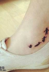 pied petit motif de tatouage frais