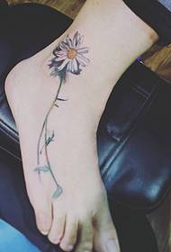 maža ramunėlių tatuiruotė ant mergaitės pėdos