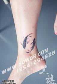 Dy vizatime tatuazhesh nga shiu në kyçin e këmbës