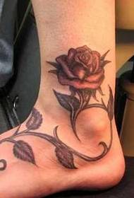 bellissimo motivo a rosa sul piede