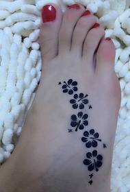 Ziedu tetovējums uz kājas ir ļoti skaidrs