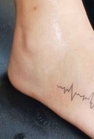 vrouwelijke voet ECG karakter tattoo