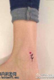 një lule e hollë e këmbës Modeli i tatuazheve me lule të vogla
