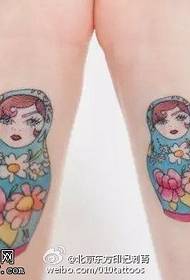 colorato bellissimo modello di tatuaggio bambola di buon auspicio sul polso
