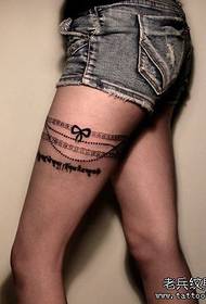 女孩腿的美麗花邊紋身圖案