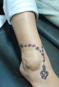 Krásne malé čerstvé tetovanie Anklet na chodidle