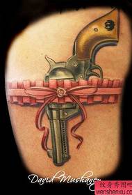gambe di ragazze splendidamente modellate con motivo a tatuaggio a pistola