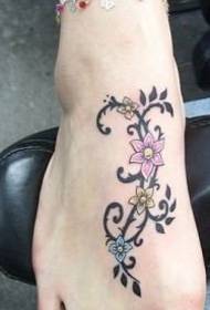 女性の足の甲に美しいタトゥー