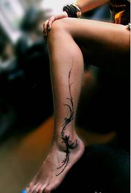 mooie voeten mooi uitziende totem wijnstok tattoo patroon Foto