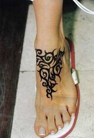 tatuaggio totem nero sul piede
