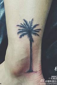 Узорак тетоваже кокосовог дрвета на пету