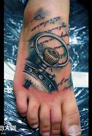 sumbanan sa tiil nga English alarm clock tattoo