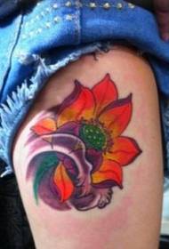 modello del tatuaggio del loto di colore della gamba della ragazza