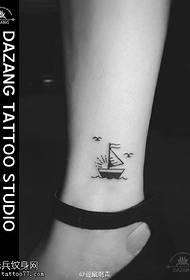 Татуировка Лодка на лодыжке