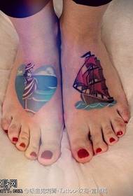 mira el mar tranquilo chica barco tatuaje patrón