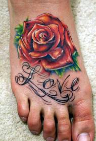 pojedinačno cvjetno tijelo engleskog jezika i tetovaža ruža na leđima