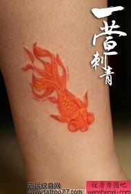 Ang mga batang babaye sama sa kolor sa bitiis nga gagmay nga sumbanan sa tattoo sa goldfish