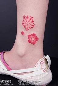 신선한 벚꽃 문신 패턴