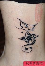 Nwa nwanyị nwere mmasị na ụkwụ mara mma totem cat tattoo