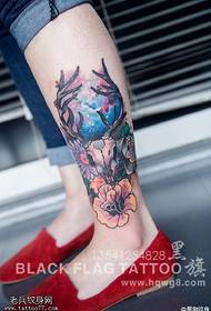 красивый нарисованный духовный образец татуировки оленя
