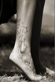 малка свежи крака класическа добре изглеждаща цветна татуировка на картина