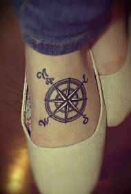 Perséinlechkeetskompass Tattoo op der Instep