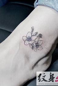 Чорно-білий невеликий свіжий татуювання на ногу візерунок
