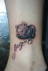 roztomilý malý medveď v dreve vo vzhľade tetovania