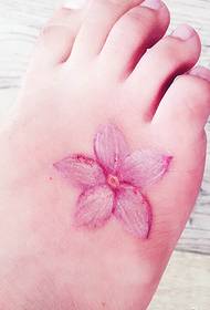 дівчина виклик татуювання вишневий візерунок