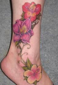 imagen de tatuaje de hibisco de color de pie