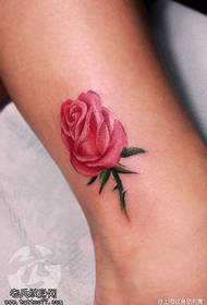 varme torner av ild rose tatoveringsmønster