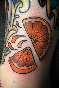Oranssi tatuointi nilkassa