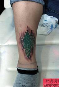 noha trhá drak měřítko tetování vzor