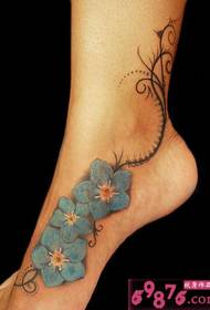 발등에 아름답고 아름다운 작은 꽃 문신 사진 그림