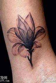 Apẹrẹ tatuu dara julọ ti magnolia lori kokosẹ
