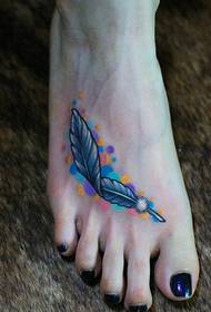 美麗的腳背漂亮的顏色小羽毛紋身圖案圖片