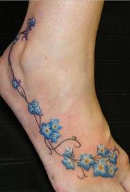 gražus ir gražus mėlynos gėlės vynuogių tatuiruotės modelio paveikslėlis ant padėklo
