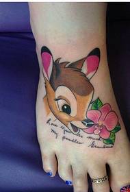 bella immagine del modello del tatuaggio del cervo di bel colore del collo del piede