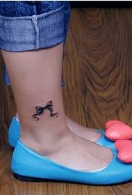 les pieds des filles sont visibles dans l'image du motif de tatouage avec un arc