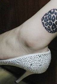 meisje benen luipaard liefde tattoo patroon