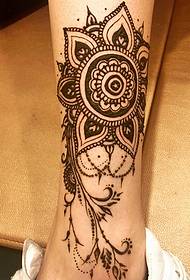 ເສື້ອຍືດ tattoo Henna ທີ່ເບິ່ງຊົງດີກັບຕີນເປົ່າ