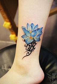 синьо цвете татуировка снимка на боси крака много красива