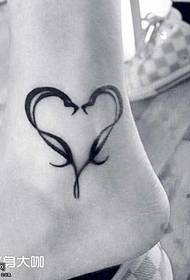 nožni vzorec kačje tetovaže v obliki srca