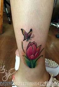 gražus tulpių drugelio tatuiruotės modelis ant kulkšnies