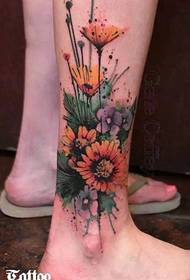 patrón de tatuaxe floral en cor de tinta