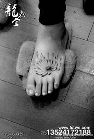 Rašalo stilius - chrizantemos tatuiruotės modelis
